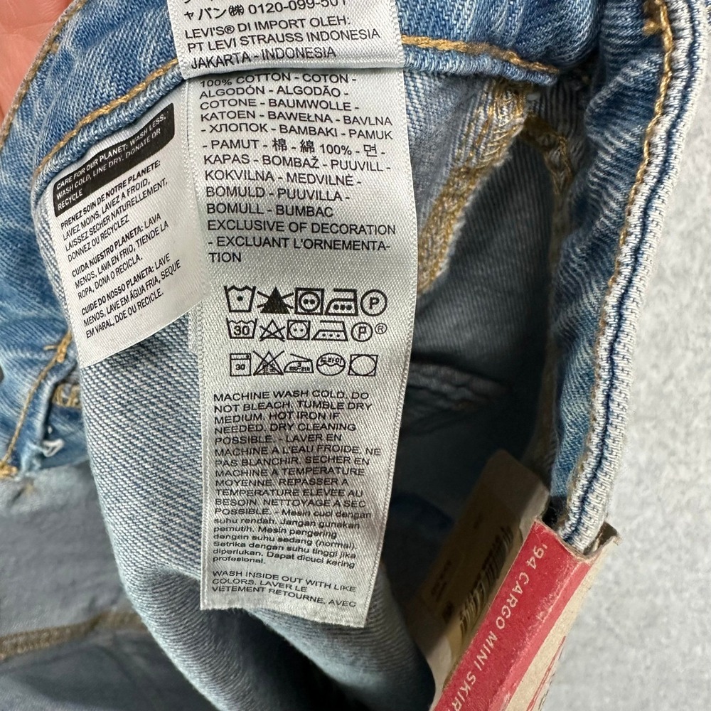 Levi's 94 Cargo Mini Skirt Light Wash‎ Denim Size 26 NWT - Picture 8 of 8